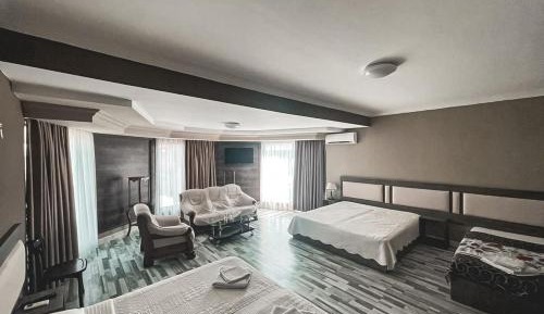 Family Room (5 Adults)