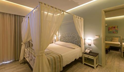 Deluxe One-Bedroom Apartment with Side Sea View