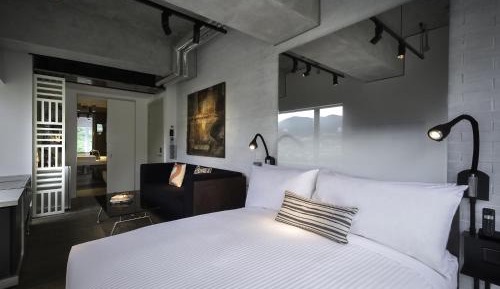 Corner Deluxe Queen Room