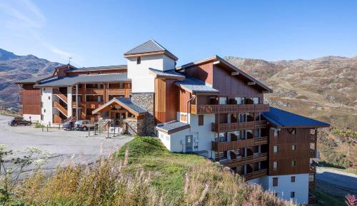 Studio 306 with Balcony - Mountain View