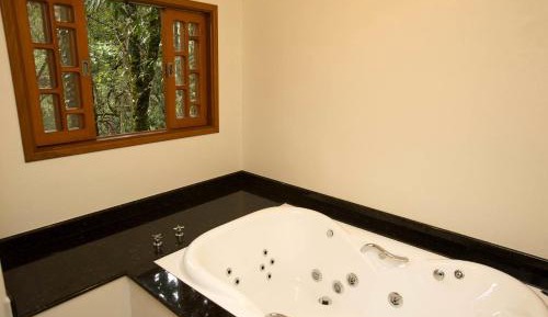 Deluxe Chalet with Hot Tub (2)