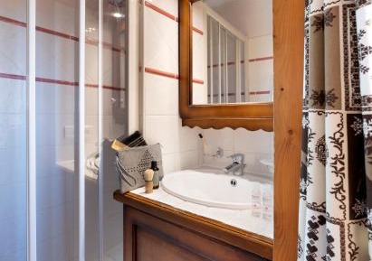 Two-Bedroom Apartment with Mountain View and Balcony (6 People)