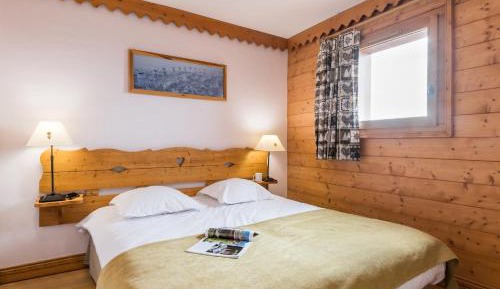 One-Bedroom Apartment with Sleeping Alcove  and Balcony (5 People) 