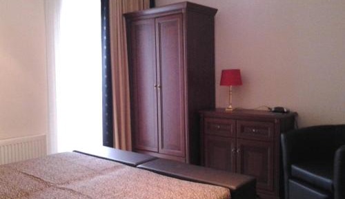 Deluxe Three-Bedroom Apartment