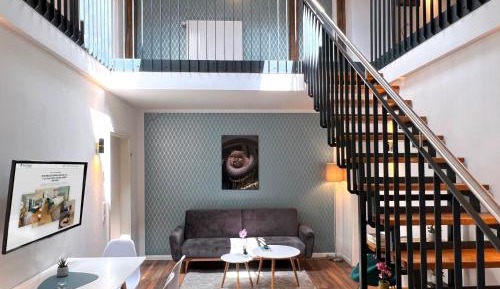 Supreme Two Bedroom Apartment with a Living Room and a Terrace or Galery - Denisstr. 56