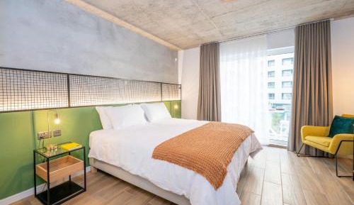 Queen Room with Partial Sea View and Balcony