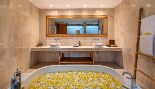 Deluxe King Suite with Hot Tub and Daily Scheduled Activities