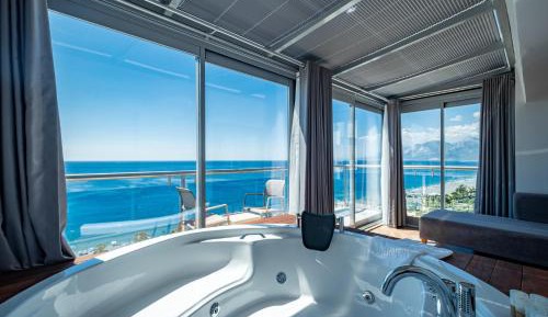 Deluxe Suite with Spa Bath