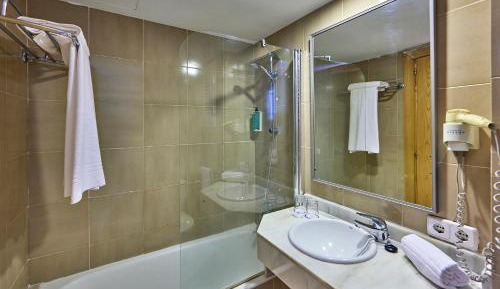 Quadruple Room (2 Adults + 2 Children)