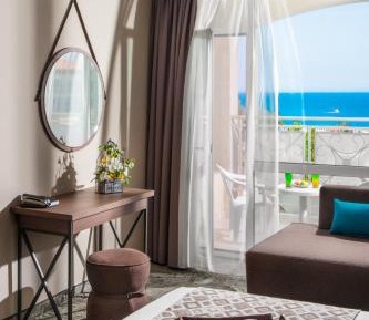 Deluxe Twin Room with Sea View and Balcony - Free Pool Access & Free WiFI