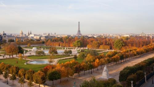Eiffel Tower Suite
