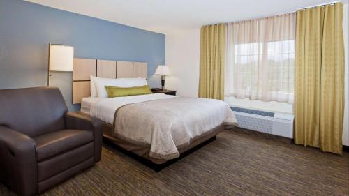 Queen Studio Suite with Bathtub - Mobility Accessible