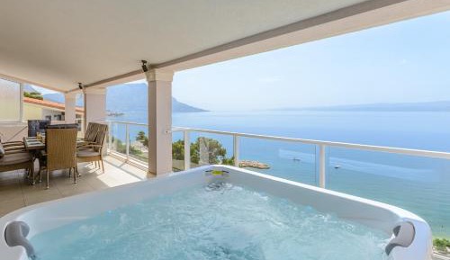 Three-Bedroom Apartment with Jacuzzi