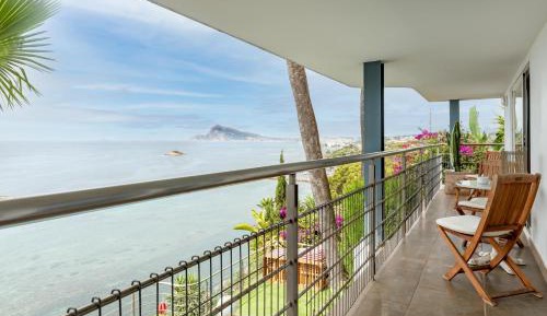 Deluxe Apartment with Balcony and Sea View