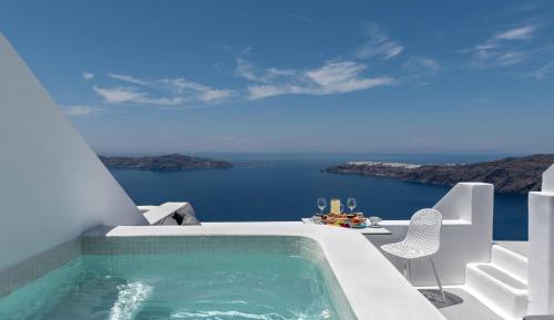 Honeymoon Suite with outdoor hot tub and Caldera View