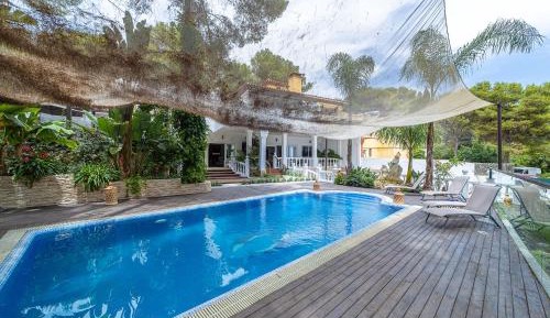 Apartment with Pool View 
