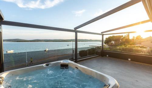 Superior Two-Bedroom Apartment with Jacuzzi and Sea View