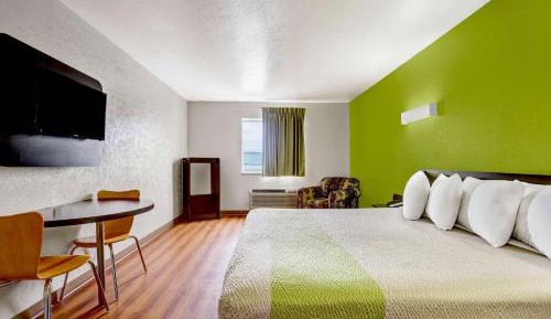 Deluxe King Room - Non-Smoking