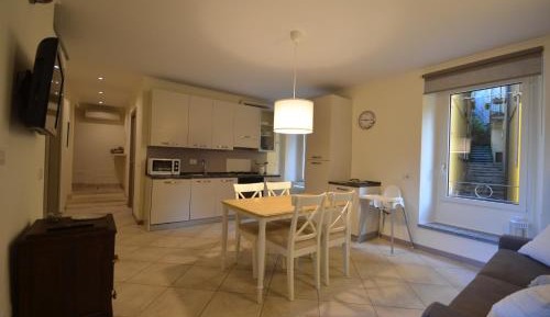 One-Bedroom Apartment with Lake View