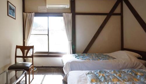 Twin Room with Extra Bed and Shared Bathroom