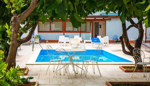 Quadruple Room with Pool View ground floor