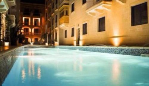 Apartment with Pool View 