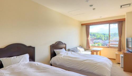 Twin Room with Private Bathroom with Mountain View