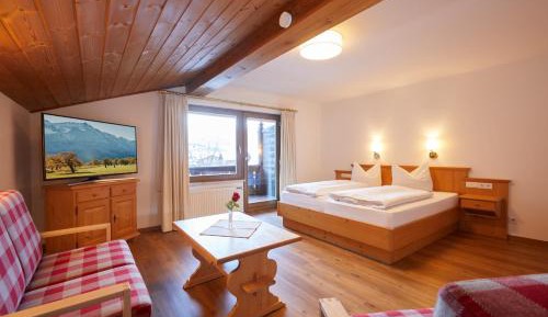 Superior Double Room with Balcony and Mountain View