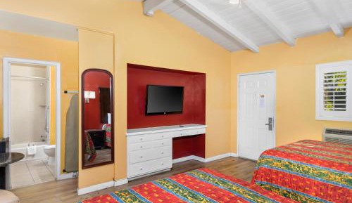 Deluxe Queen Room with Two Queen Beds