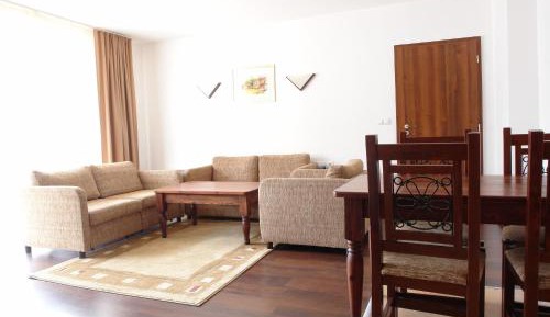 Three-Bedroom Apartment with Balcony - Free Pool Access