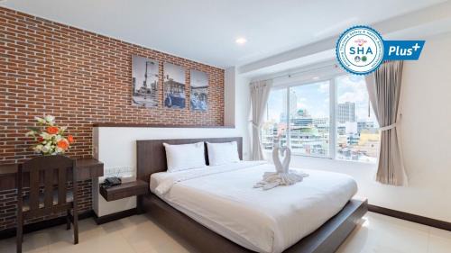 Deluxe King Room with City View
