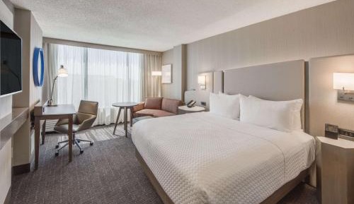 Deluxe King Room with Tub - Mobility Accessible