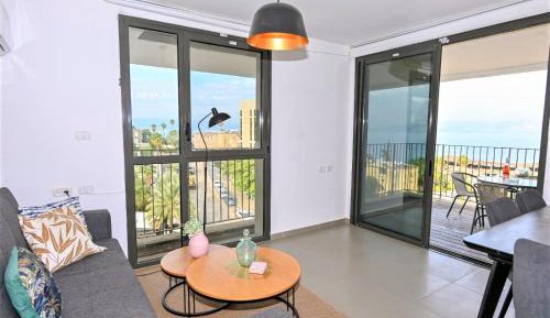 Two-Bedroom Apartment with Balcony and Lake View (25)