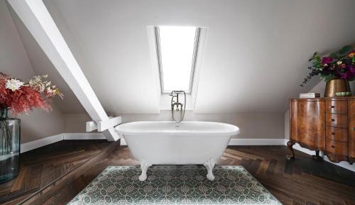 Extra Large Room with Bathtub