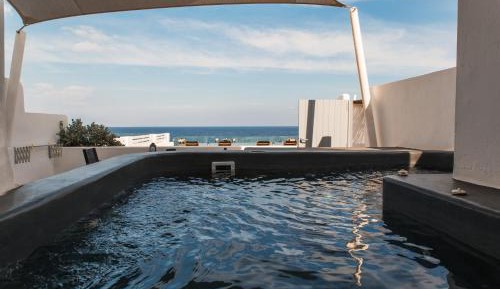 Deluxe Suite with Sea View and Jetted tub