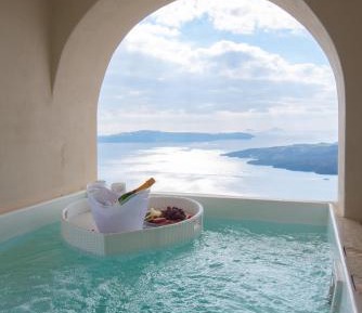 EXECUTIVE CLIFF SUITE WITH CALDERA VIEW AND PRIVATE JACUZZI