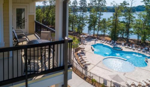 1 Bedroom Suites with Kitchen, Lakeside View, and King Bed