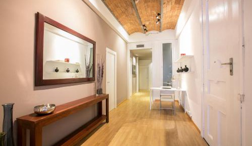 Four-Bedroom Apartment Comfort - Ronda Universitat 15