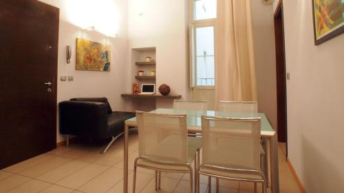 Superior One-Bedroom Apartment with Courtyard View