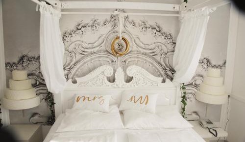Honeymoon Suite