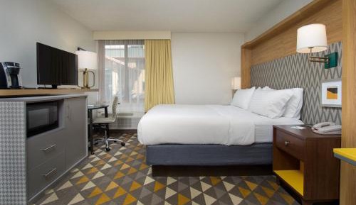 Standard King Room with Courtyard View