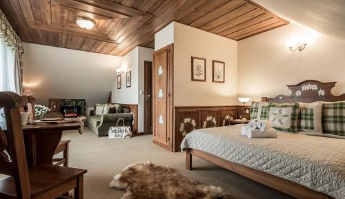 Deluxe Suite with Bath and Mountain View