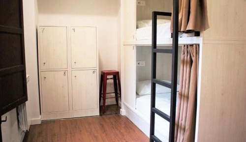 Bunk Bed in 10-Bed Mixed Dormitory Room with Shared Bathroom