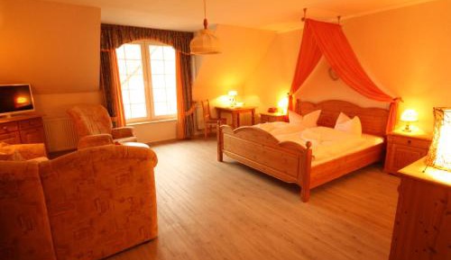 King Room with Roll-In Shower - Disability Access