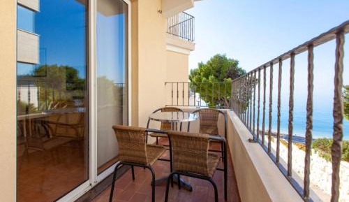 Two-Bedroom Deluxe Apartment with Balcony