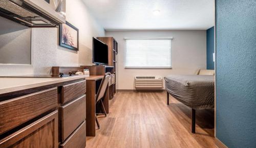 Queen Room  with Roll-In Shower - Disability Access/Non-Smoking