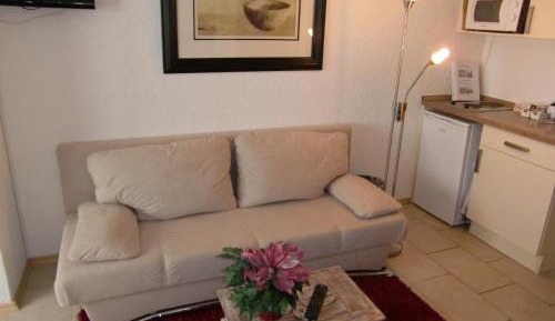 Small Family Room (2 Adults + 2 Children)