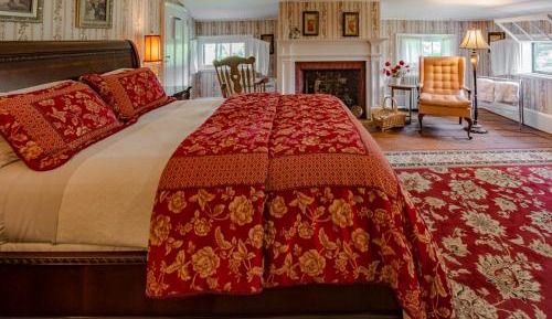 Queen Room with Shared Bathroom