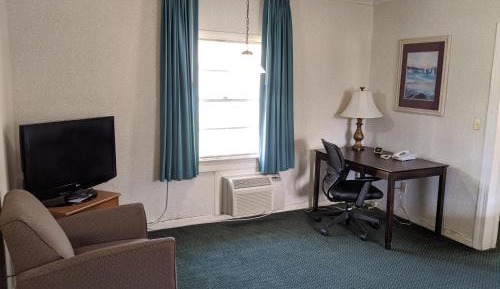 King Suite - Non-Smoking