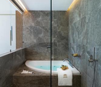 Suite with spa bath